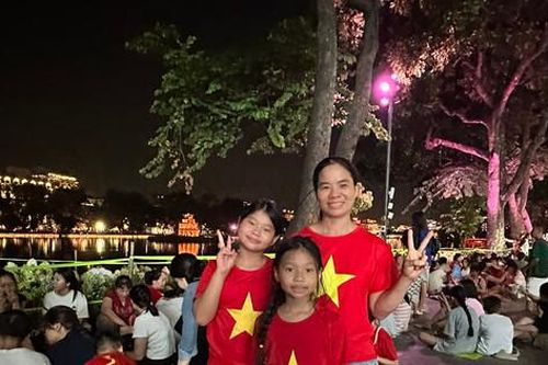 Người dân Thủ đô nô nức đón Tết Độc lập, ngắm pháo hoa