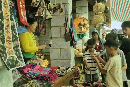 Phiên chợ vùng cao giữa lòng Hà Nội rộn ràng trong ngày Quốc khánh 2/9