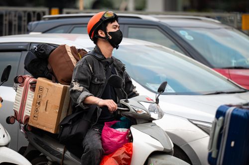Mang 'cả tủ' đồ ăn từ quê trở lại TP.HCM, Hà Nội sau lễ