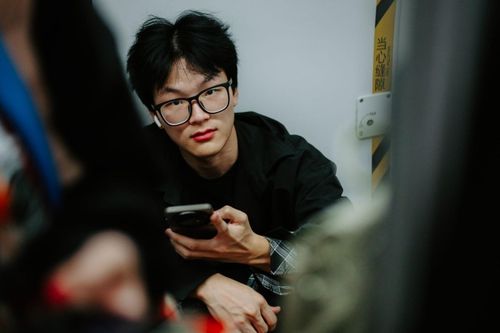 Giới trẻ Trung Quốc hụt hẫng vì người yêu AI 'bốc hơi'