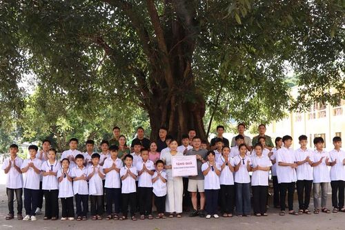 Trao 925 cặp sách, tiếp sức học sinh khó khăn đến trường