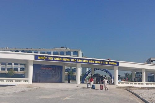 Tân sinh viên nhiều trường đại học tựu trường