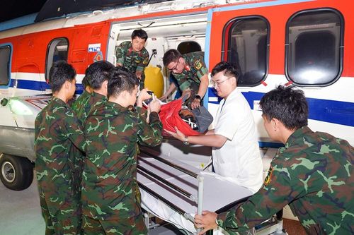 Trực thăng đưa bệnh nhân bị đa chấn thương nặng từ Trường Sa về đất liền an toàn