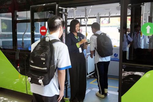 Quảng Ninh: Triển khai xe buýt điện đón học sinh đến trường