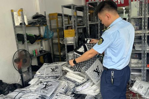 Quản lý thị trường Hà Nội tăng cường kiểm tra đột xuất hàng vi phạm quyền sở hữu trí tuệ