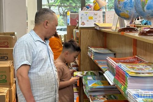 [Ảnh] Cận ngày khai giảng, phụ huynh Hà Nội chạy đua tìm sách giáo khoa cho con