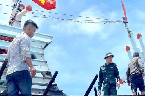 Dập tắt đám cháy trên tàu cá ở miền biển Cà Mau