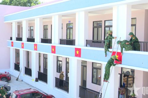 Những người lính quân hàm xanh góp sức đón năm học mới nơi biên giới