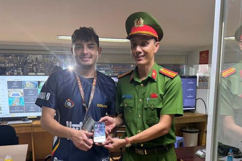 Công an Đà Nẵng giúp du khách nước ngoài tìm lại điện thoại đánh rơi