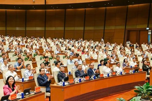 Đưa các nghị quyết, chỉ thị của Bộ Chính trị nhanh chóng đi vào cuộc sống