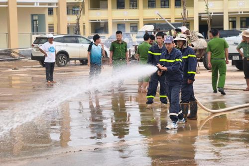 Chung tay làm sạch trường mới, sẵn sàng đón học sinh vùng biên