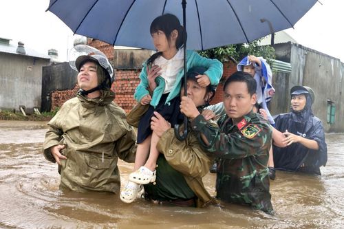 Công an phường Thống Nhất căng mình hỗ trợ dân vùng ngập