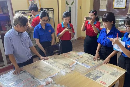 Cựu chiến binh dành hơn 40 năm sưu tầm tư liệu về Bác Hồ
