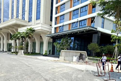 Trường Đại học Văn Lang đã thu dọn rào chắn đường ven rạch Xuyên Tâm