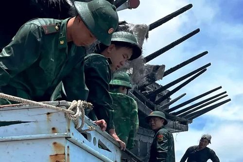 Bộ đội biên phòng Cà Mau kịp thời chữa cháy một tàu cá
