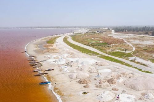 Hồ nước lạ nhất châu Phi: Nơi con người nổi lềnh bềnh trên mặt nước màu hồng