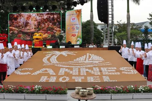 Vĩnh Long xác lập Kỷ lục Việt Nam với logo khổng lồ bằng gỏi củ hủ dừa tôm thịt rộng hơn 32m²