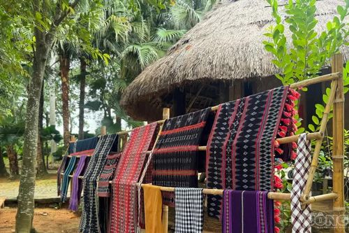 Hạt cườm kể chuyện trên tấm zèng Tà Ôi