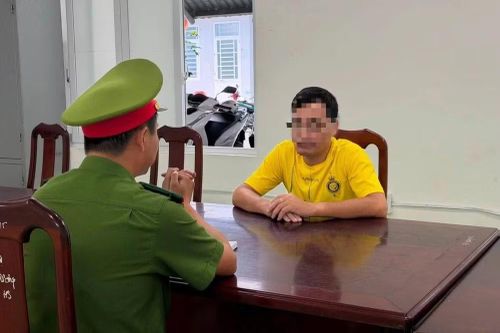 Ma men dẫn lối, người đàn ông chặn xe, cầm dép và mũ bảo hiểm đánh du khách