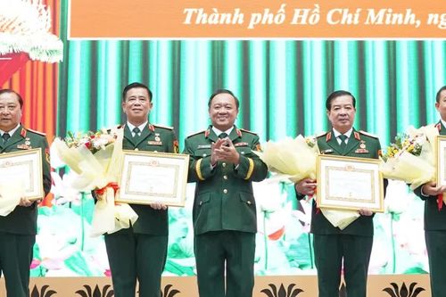 Trao Huy hiệu 35 năm tuổi Đảng ghi nhận những cống hiến của 4 tướng Quân đội