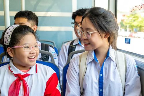 Gần 2.000 học sinh Quảng Ninh đến trường bằng xe buýt miễn phí