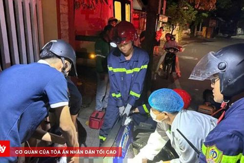 Cô gái bị cần số xe máy găm vào chân sau tai nạn