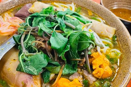Nam du khách cấp cứu sau khi ăn sáng bằng bún bò