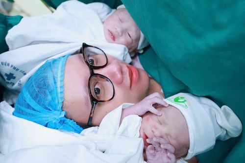 Bé gái chào đời vẫn còn nguyên trong túi ối