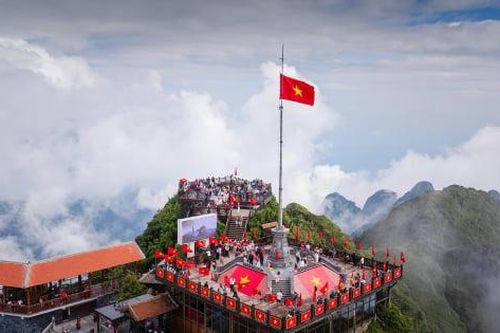 Du khách nhộn nhịp check in đỉnh Fansipan dịp lễ 2/9