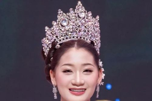 Nụ cười rạng rỡ của cô gái Thái Lan 19 tuổi đăng quang Hoa hậu Áo dài Việt Nam tại Udon Thani