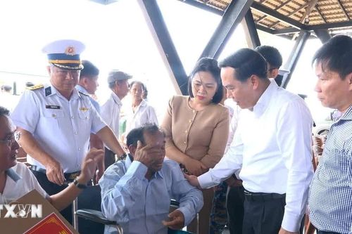 Đón 32 lao động gặp nạn trên biển về địa phương an toàn
