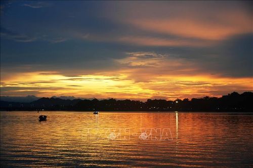 Hoàng hôn êm đềm, huyền ảo trên sông Hương ở Cố cô Huế