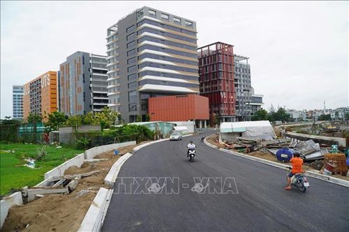Tháo dỡ rào chắn trên tuyến đường ven rạch Xuyên Tâm vừa thông xe