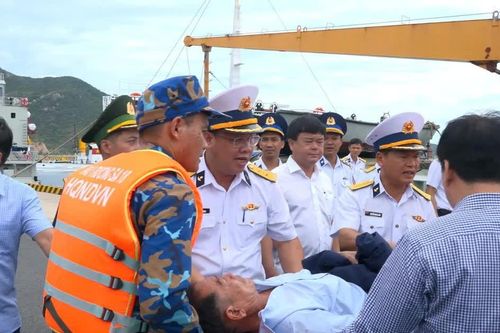 Vùng 4 Hải quân bàn giao 32 ngư dân gặp nạn trên biển cho địa phương