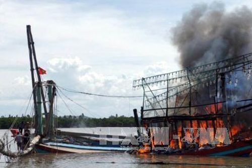 Khẩn trương khống chế vụ cháy tàu cá tại Sông Đốc