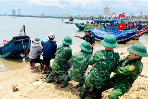 Hỗ trợ ngư dân trục vớt thuyền bị chìm tại biển Nhật Lệ
