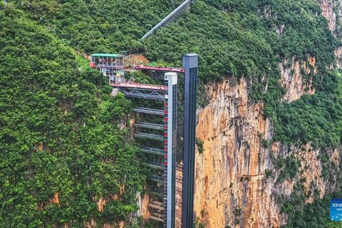 Thang máy 288 m giữa vách núi, rút đường đến trường từ 6 giờ xuống 30 phút