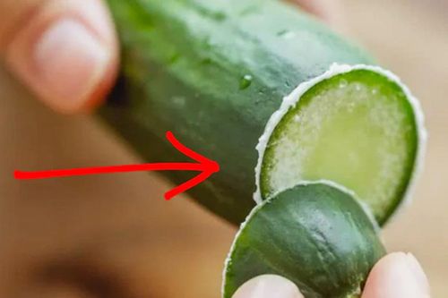 Dưa chuột bị đắng: Nên cắt bỏ hay bỏ cả quả?