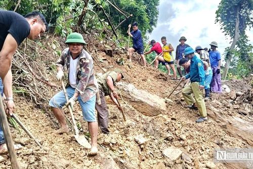Chạy đua với thời gian mở đường sạt lở, đưa học sinh kịp đến trường ngày khai giảng