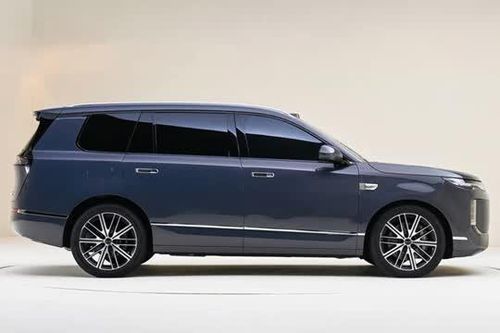 SUV dài hơn 5,1 mét, công suất 585 mã lực, trang bị tiên tiến, giá gần 900 triệu đồng