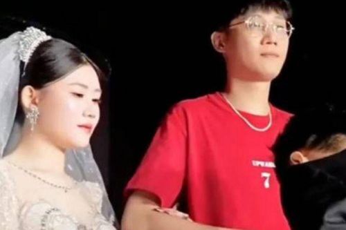 Đưa con gái 21 tuổi về nhà chồng, ngoại hình người cha 41 tuổi khiến ai cũng xôn xao
