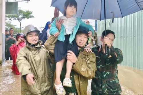 Gia Lai: Lực lượng chức năng kịp thời giúp dân chạy ngập giữa mưa lớn