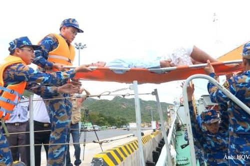 Đưa 32 ngư dân gặp nạn trên biển Trường Sa về đất liền an toàn