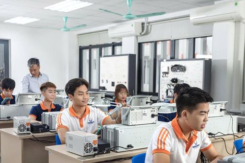 Ngành ô tô bước vào chu kỳ công nghệ mới: Đào tạo nhân lực cần 'đi tắt đón đầu'