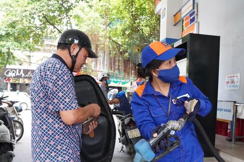 Giá xăng dầu tăng giảm trái chiều