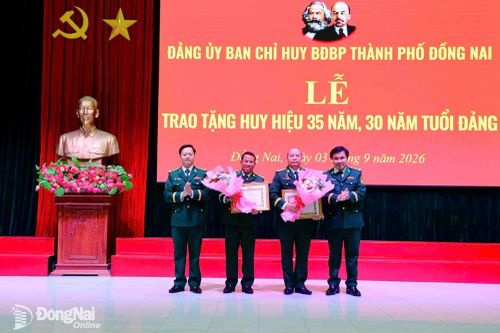 Đảng ủy Bộ đội Biên phòng thành phố Đồng Nai trao Huy hiệu Đảng cho các đảng viên
