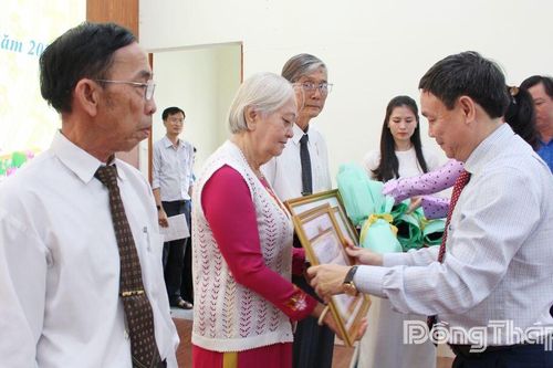 Trao tặng Huy hiệu Đảng: Ghi nhận sự cống hiến kiên trung của các thế hệ đảng viên