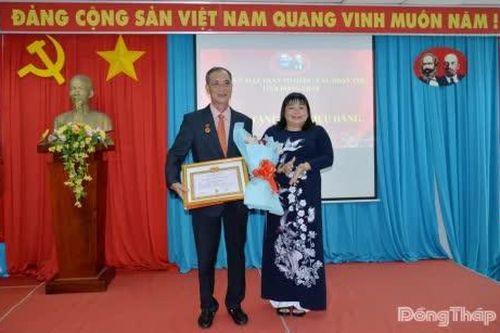Trao Huy hiệu 35 năm tuổi Đảng cho đồng chí Nguyễn Thanh Hiền