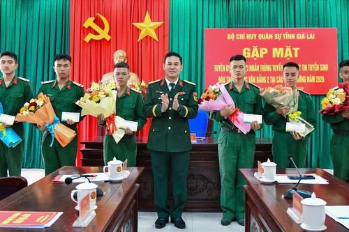 Bộ CHQS tỉnh Gia Lai tuyên dương 7 quân nhân trúng tuyển đại học