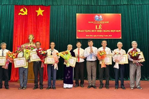 Xã Bình Khê trao huy hiệu Đảng cho 24 đảng viên